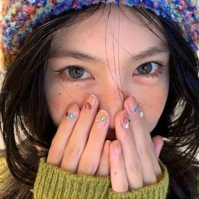 双眼凝视